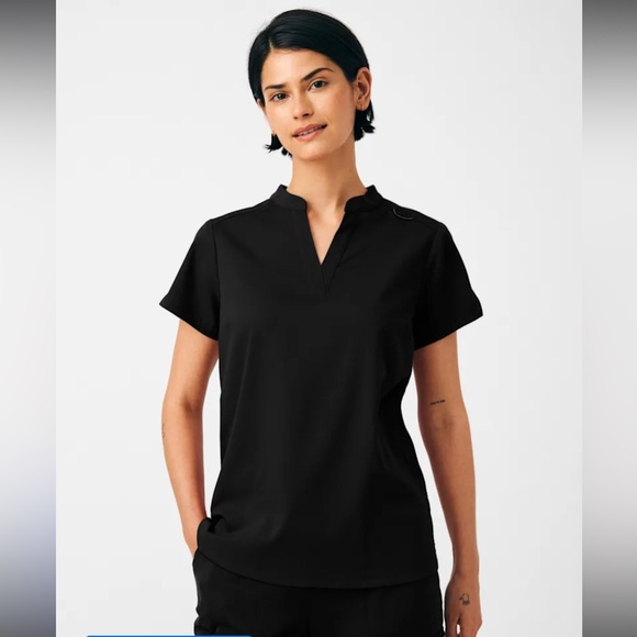 Grey’s Anatomy Spandex Stretch Avery 2-Pocket Banded Collar Notch Sleeve Top - Picture 5 of 5